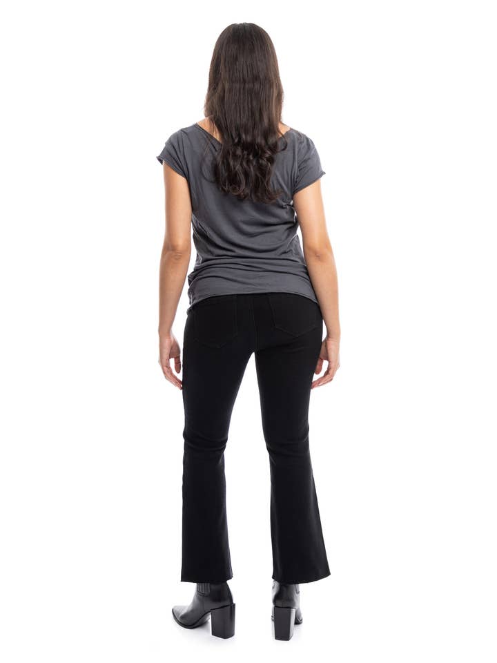 1822 Denim - Venta al por mayor Vaqueros - Premamá - MINIBOTA VAQUERA DE MATERNIDAD DE 27 PULGADAS CON OMBLIGO EN NEGRO1