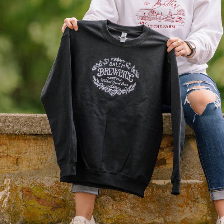 Salem Brewery Broderad Crewneck Tröja för wholesale av McKenzie’s Infinity LLC