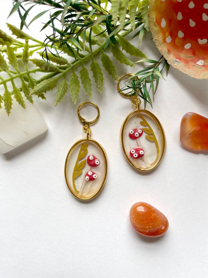 Boucles d'oreilles Fly Agaric Red Toadstool en résine pour la vente par the Pale Porchlight