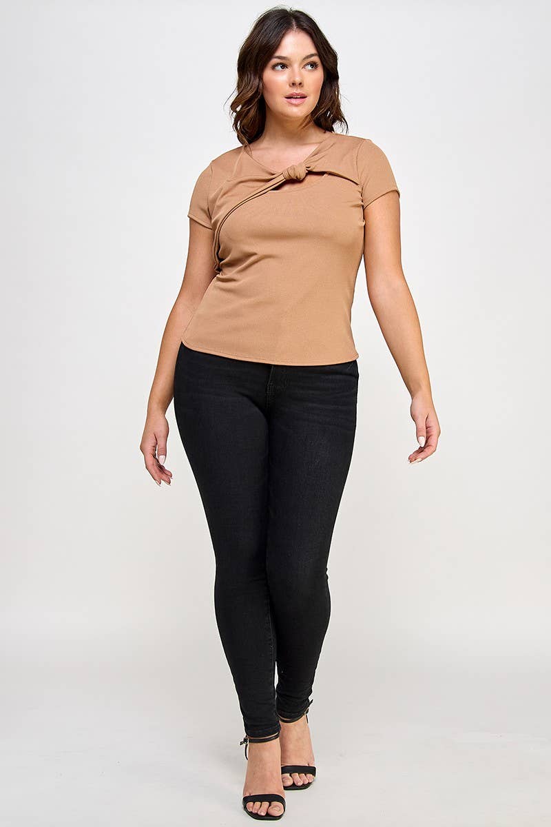 Haute Fox Plus Size & Contemporary – wholesale Stickad topp - Dam – Plus Size Asymmetrisk Utskuren Kortärmad Topp JK18676-T6