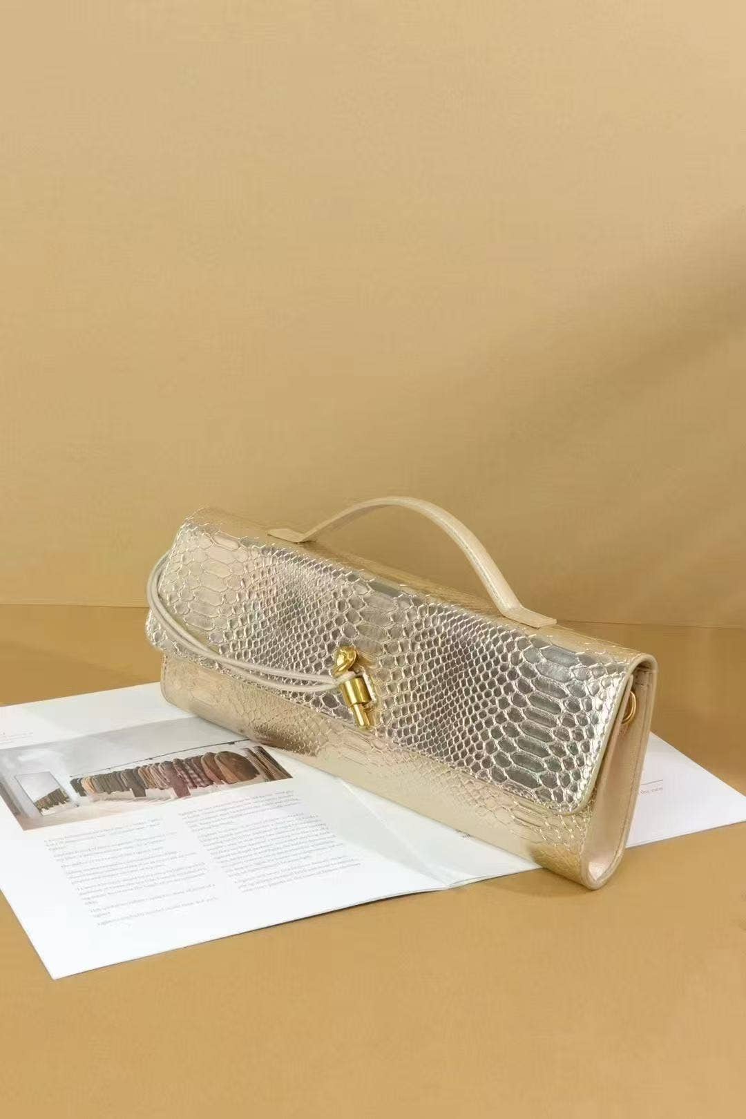 PEACH ACCESSORIES – Bolsa - Mulher por atacado – Clutch trançado com fecho dourado e estampa de cobra B189318