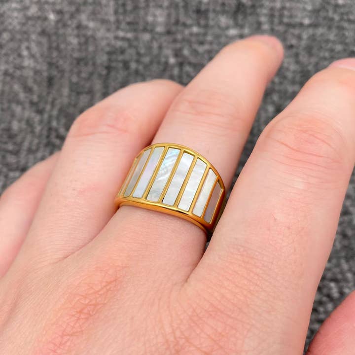 Mio Queena – Anel de cocktail/declaração por atacado – Anel de Aço Inoxidável Banhado a Ouro 18K com Concha Embutida - FGS3