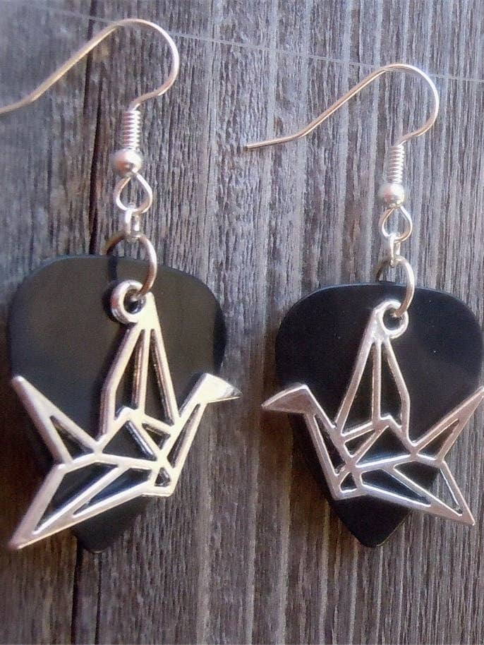 Boucles d'oreilles Paper Crane Charm pour guitare pour la vente par Simply Raevyn