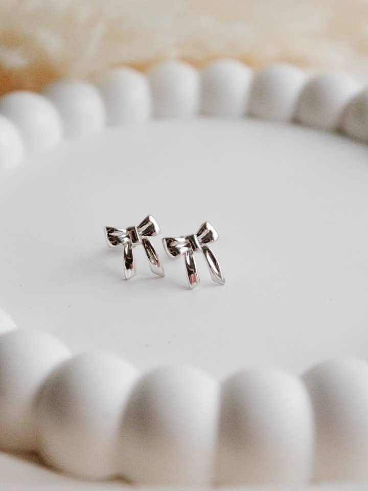 Clous d'oreilles nœud Felicity pour la vente par Sweet Three Designs