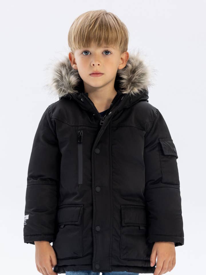 Jongens zwarte pufferparka met bontkraag voor wholesale door Minoti sp. z o.o.