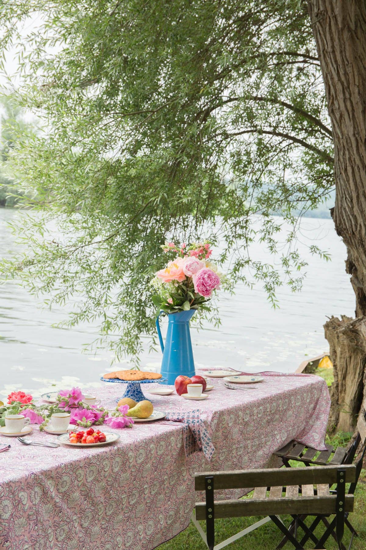 Jardin de Marguerites Roses Carla Tablecloth - flowers - pink - purple for wholesale on Faire2
