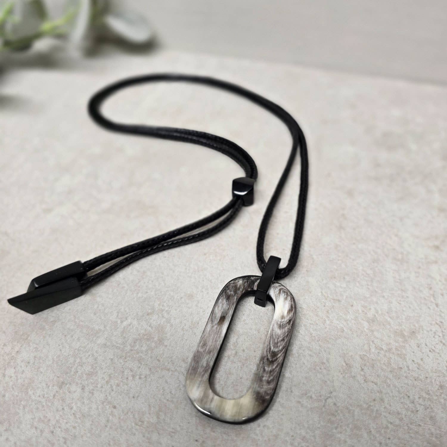 BRANCH JEWELLERY - Vendita all'ingrosso Collana con ciondolo/pendaglio - Ciondolo in corno rettangolare grande nero naturale e cordoncino  3