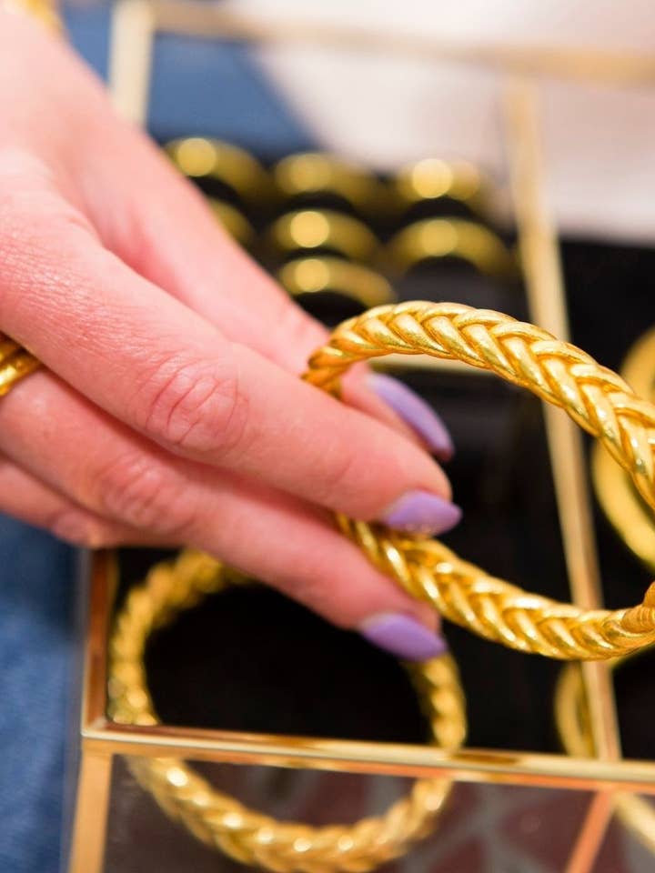 Traditionel flettet buddhistisk armbånd GULD for engroshandel hos JolieJulie-MaLune-VentiLLo