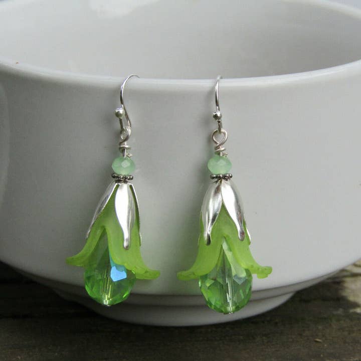 Bad Apple Designs - Vendita all'ingrosso Orecchini pendenti - Orecchini pendenti in cristallo con fiori in lucite d'argento fatti a mano1