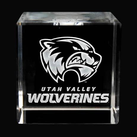 UVU Wolverine Logo Crystal Cube for engroshandel hos Fan Frenzy Gifts