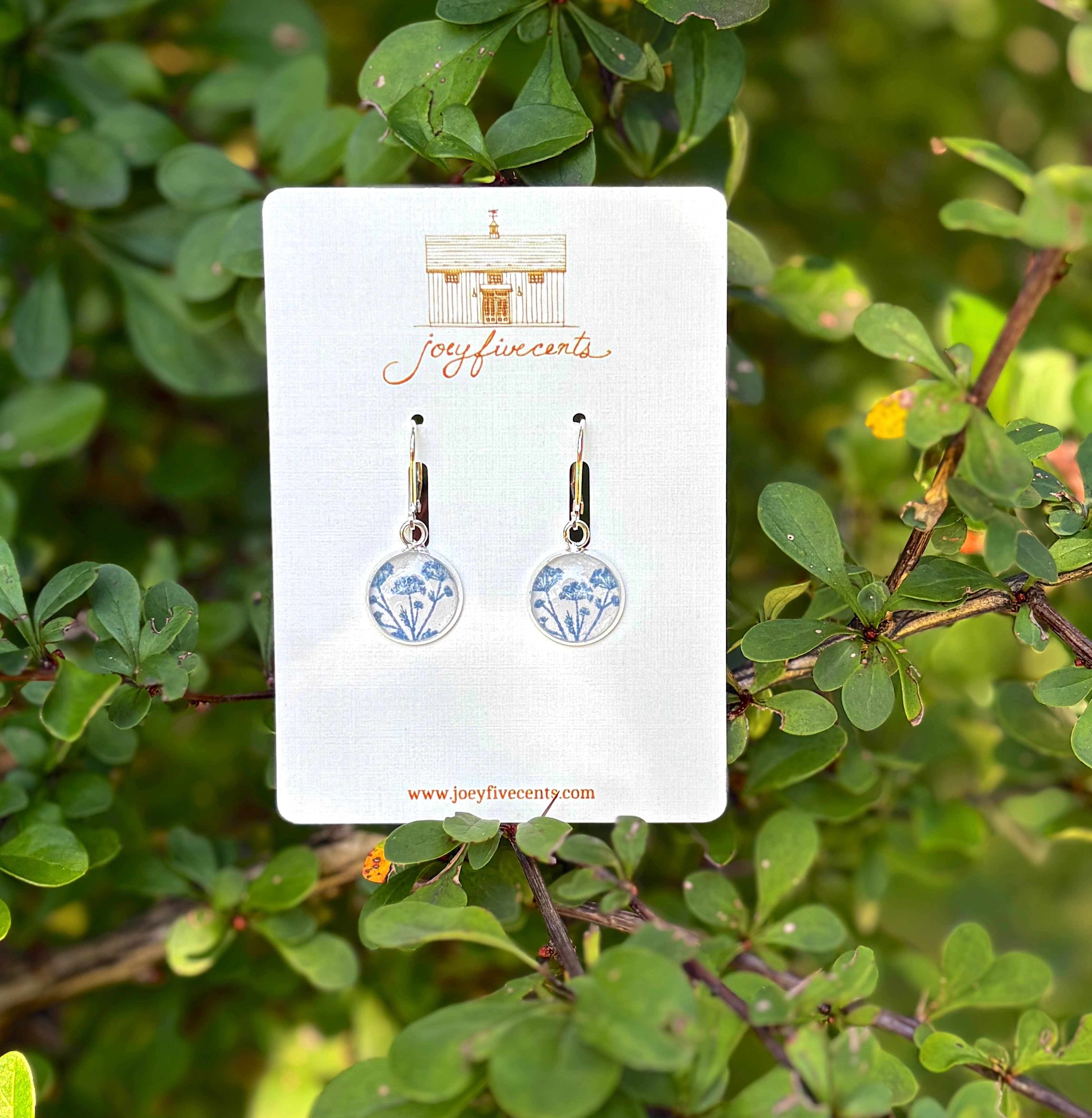 joeyfivecents - Vente Boucles d'oreilles pendantes - Boucles d'oreilles pendantes estampées à la main - plantes bleues, champignons, abeilles1