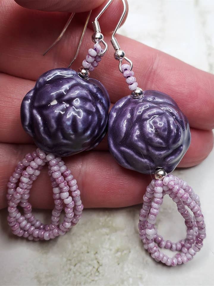 Grandes boucles d'oreilles en porcelaine violette et perles de verre rose avec violet pour la vente par Simply Raevyn