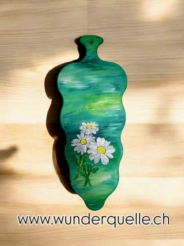 Handbeschilderd vlechtplank – Madeliefjes op groen voor wholesale door Wunderquelle Emmental