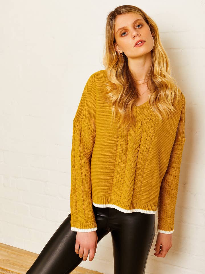 Emma V-Ausschnitt Zopfpullover - Senf für den Großhandel von Cara & The Sky
