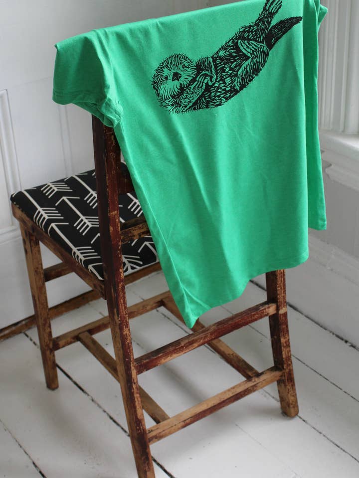 Hearth and Harrow – Großhandel T-Shirt mit Siebdruck – Damen – Bio Otter T-Shirt für Damen auf Hellgrün1