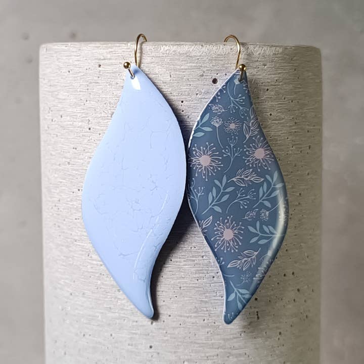 Angers vändbara örhängen — blommönster 1226 för wholesale av une Hirondelle sous le Tilleul