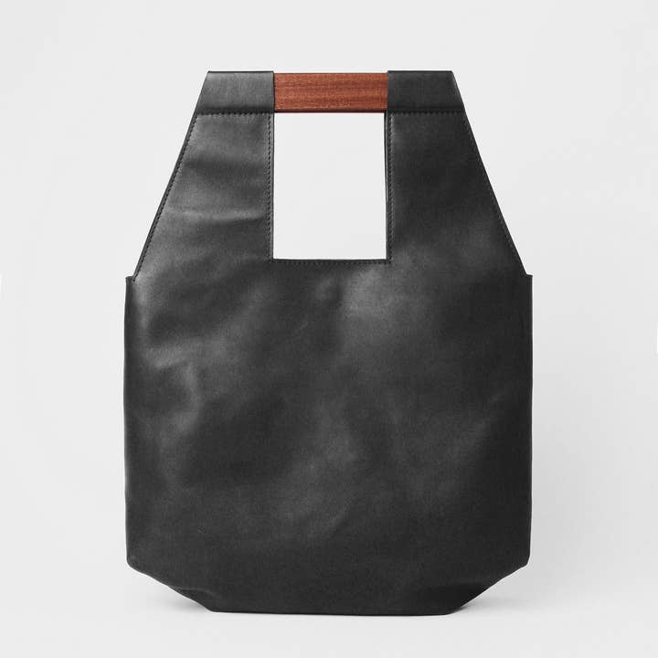 Borsa trapezio ottagonale in pelle conciata vegetale nera per la vendita all'ingrosso da parte di Maison Dressage