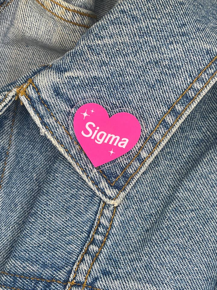 Sigma Anstecker aus Acryl | Lustiges rosafarbenes Accessoire im Barbie-Design für den Großhandel von Beeftopia