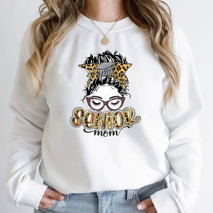 Sweat-shirt Messy Bun Bandana Senior Mom, Chemise Senior Mom pour la vente par ShopLukeGifts