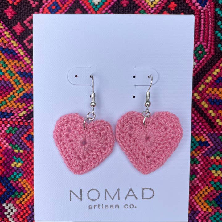 Rosa Herz Häkel-Ohrringe mit Anhänger für den Großhandel von Nomad Artisan Company