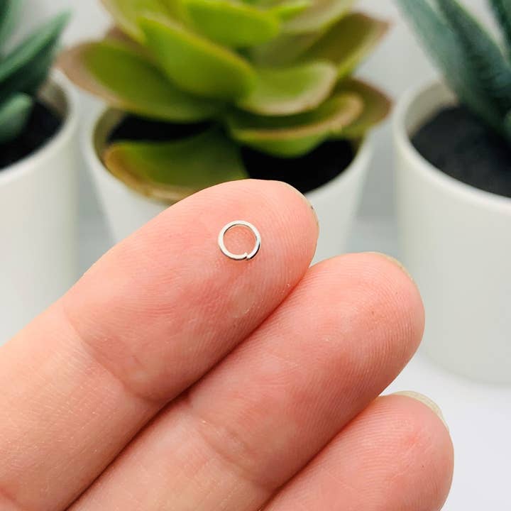 Guerrilla Charm – wholesale Craft supplies – 4mm, 21g, Silver Plated Open Jump Rings1