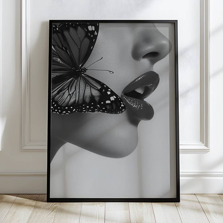 Arte de Parede Atemporal | Mulher em Preto e Branco com Borboleta por atacado de Belter Prints