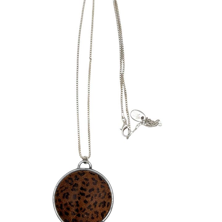 Langt halskæde med dyreprint på skive i læder og sølv 10µ for engroshandel hos Gloria Mago
