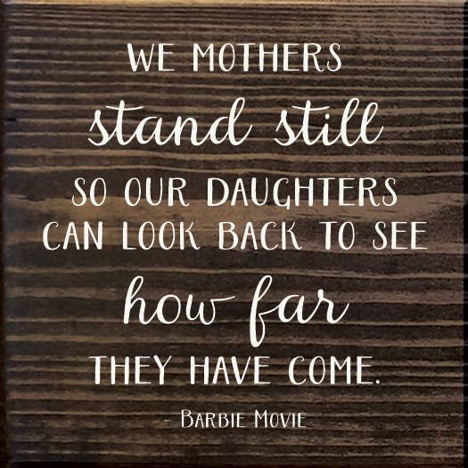 SAWDUST CITY - Venta al por mayor Letreros - Las madres nos quedamos quietas para que nuestras hijas (Barbie Movie)5