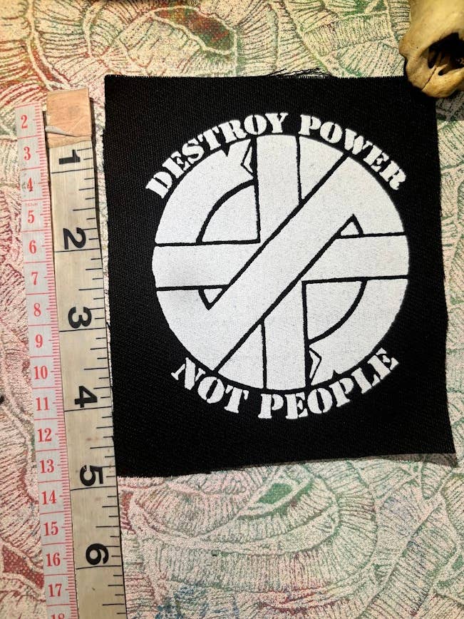 Crass détruit le pouvoir, pas les gens patch. pour la vente par Three Raccoons