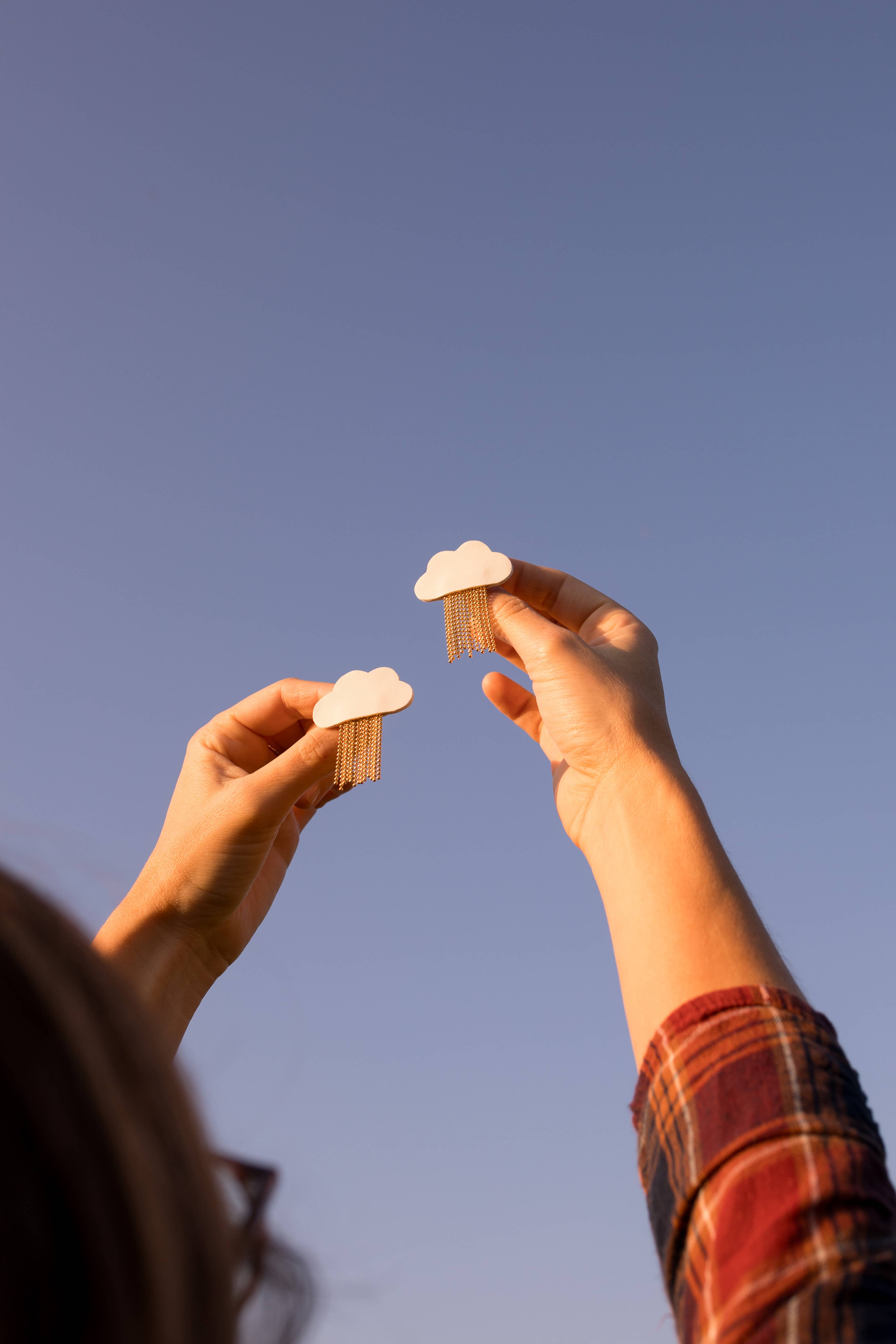 du vent dans mes valises – alfinete de lapela por atacado – Broche Chuva – Nuvem em couro branco e chuva de latão dourado2
