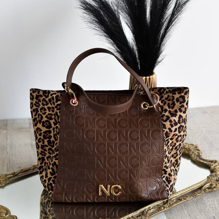 Tote Djurmönster Brun och andra Köp djurtillbehör wholesale. Gratis returer och 60 dagar netto på Faire som trendar på Faire.