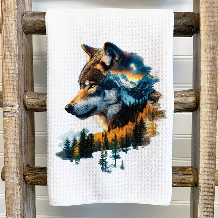 Torchon d'art Montagne du Loup | Décor de cuisine faune rustique pour la vente par This Joyful Home