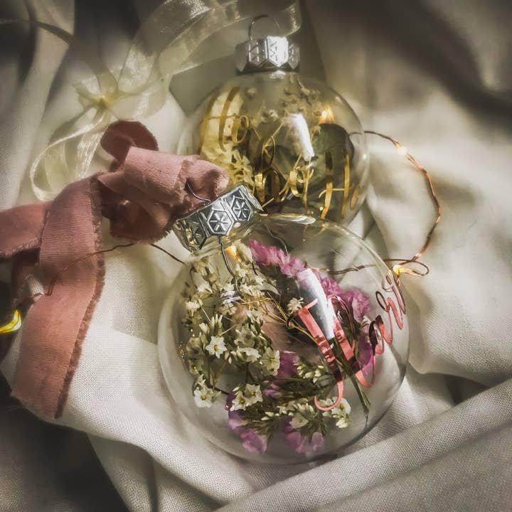 HyggeBazar - Ilaria Faraoni - Vente Objets de décoration - Décorations de Noël bohèmes artisanales avec fleurs séchées et inscription personnalisée4