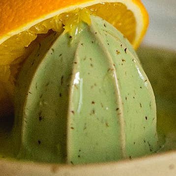 Greenish citrus squeezer for wholesale by DanutÄ— MurauskienÄ—