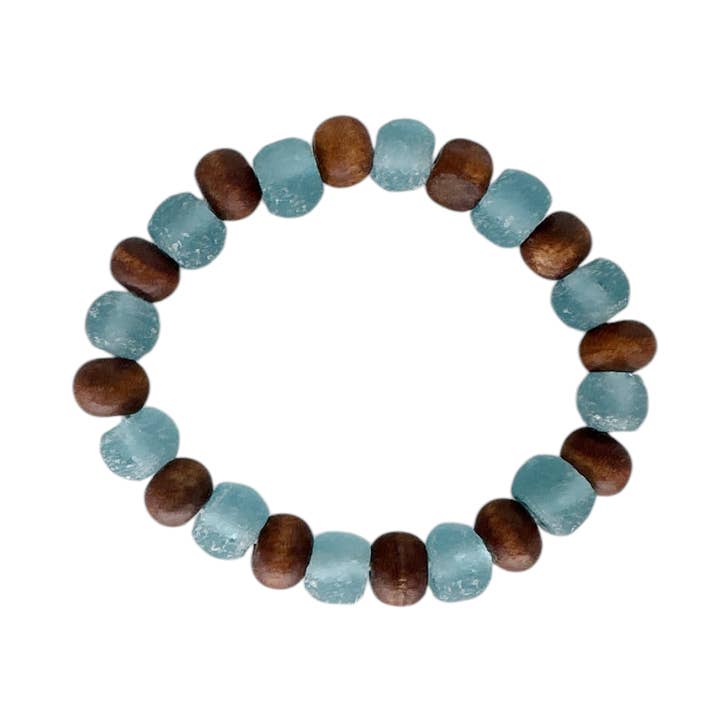 Bracelet extensible en perles de bois et verre de plage recyclé bleu clair pour la vente par Maka Imports