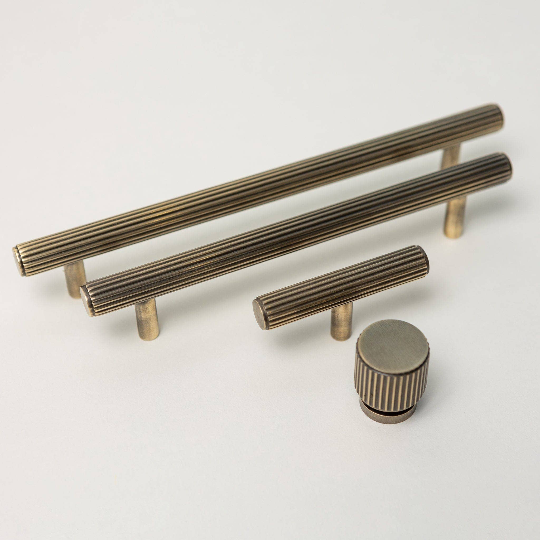 Brass bee – wholesale Knob/pull – Solid Brass Straight Knurled Kitchen Pull Handles & Knobs - Antique Brass Finish10
