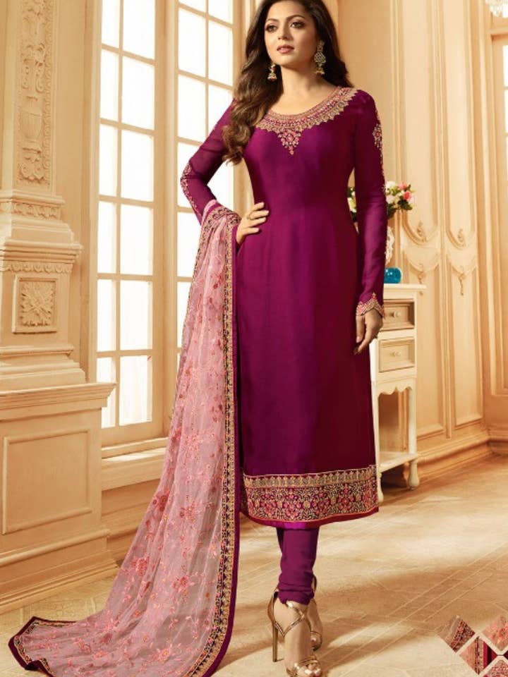 Kameez de Georgette Rosa Oscuro con Chuddidar para Festival Indio y Boda Pakistaní - Trabajo de Bordado 1550 para venta al por mayor de HATKE BRIDE