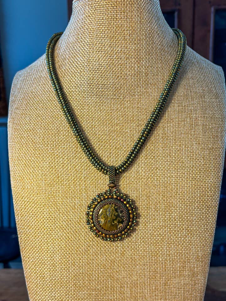 Perlebroderet jaspis cabochon og sildebenshalskæde for engroshandel hos Two Snowy Egrets