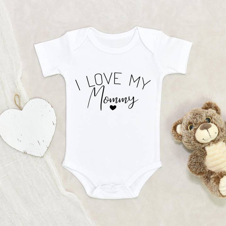 Cute I Love My Mommy Onesie - Mama Babykleidung für den Großhandel von NewBabyWishes