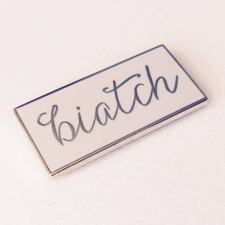 Raincity Prints – wholesale Nål och knapp för kavajslag – Biatch - Emalj Pin