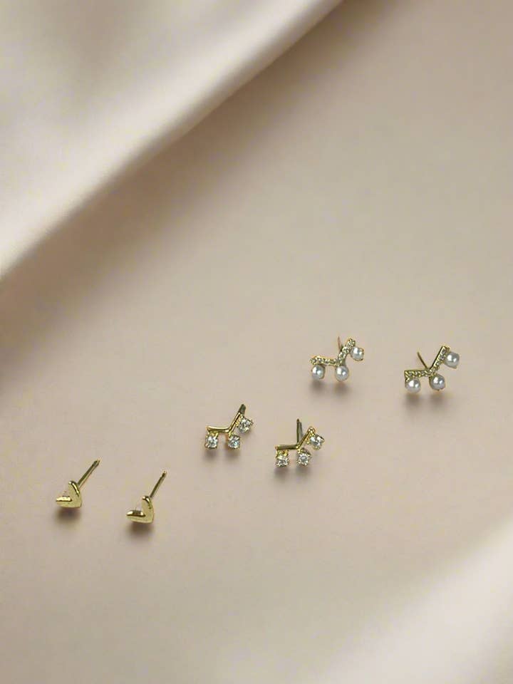 Ensemble de boucles d'oreilles à tige dorées Love Trio pour la vente par My Girl in LA