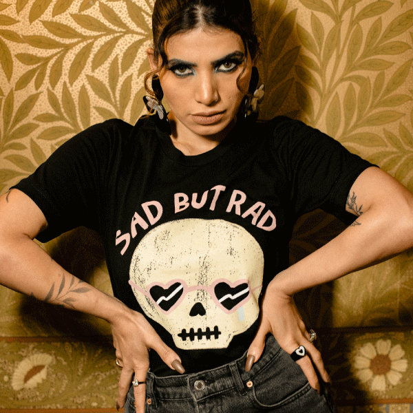 Wicked Clothes - Venta al por mayor Camiseta serigrafiada - Mujer - Camisa «Sad But Rad»3