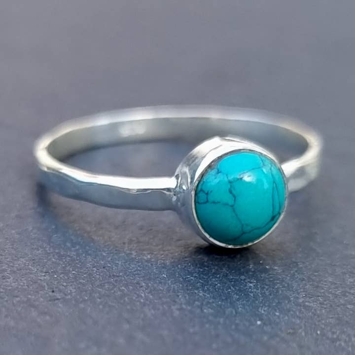 Unisex 6mm Rund Turkis Ring | Hamret Sterlingsølv for engroshandel hos Mistry Gems