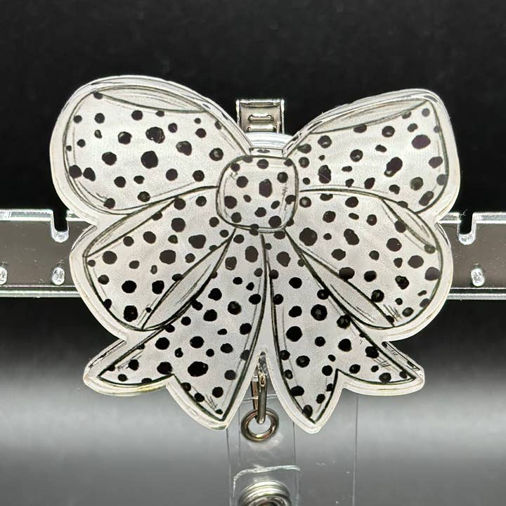 Badge enrouleur avec nœud à pois noir et blanc pour la vente par Hello Darling Designs