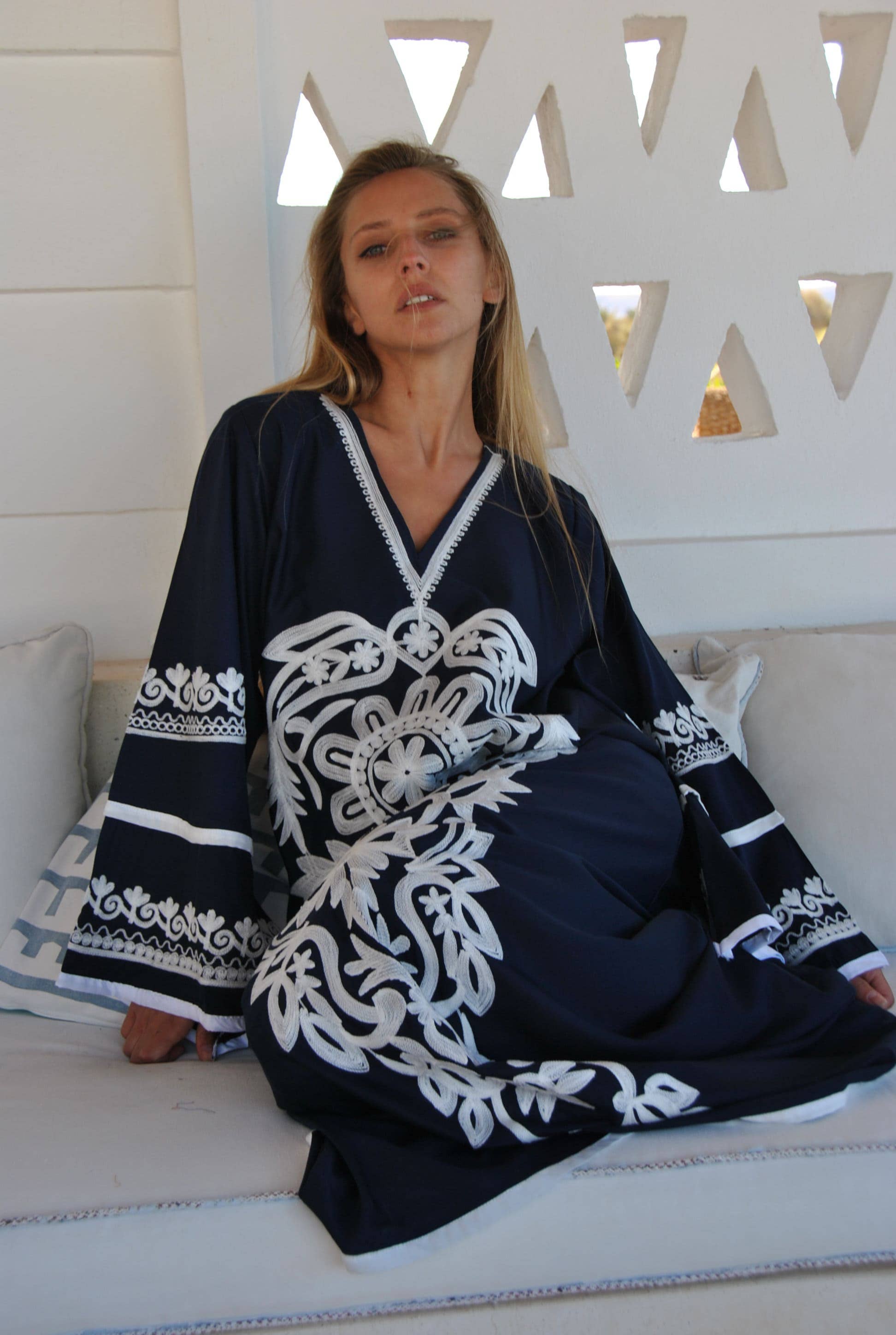 Gipci - Vente Caftan – femme - Caftan bleu marine brodé à manches larges1