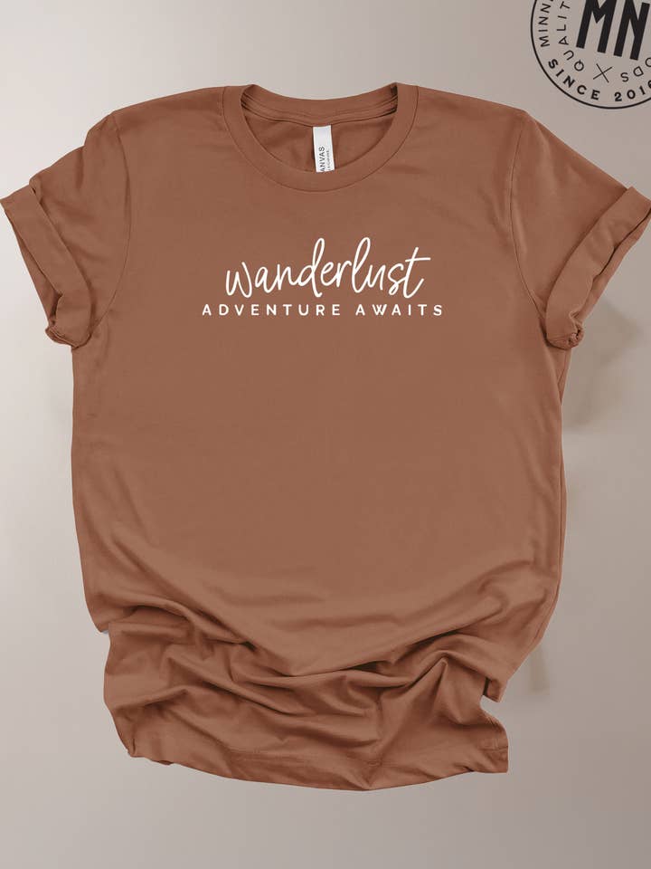 Wanderlust äventyrs-T‑shirt (BC) för wholesale av Minnesota Sisters