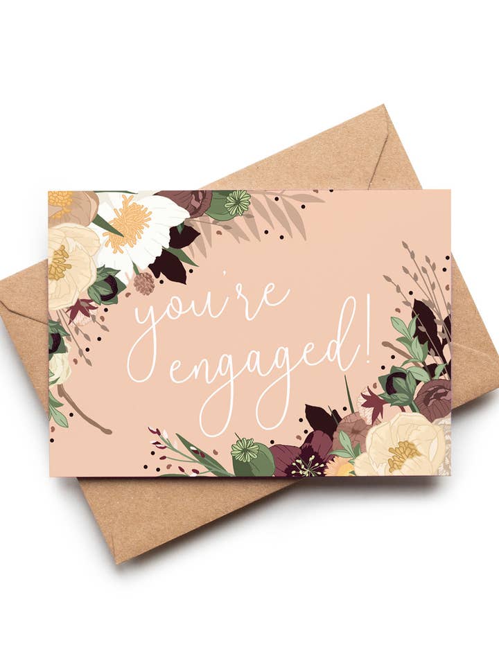 Tu es fiancée ! Carte de fiançailles florale rose poudré pour la vente par Wildwood Paper