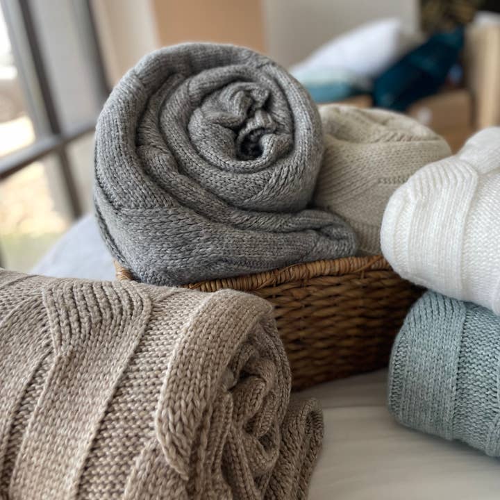 Luxury Cloudknit Throw for wholesale by Down Decor