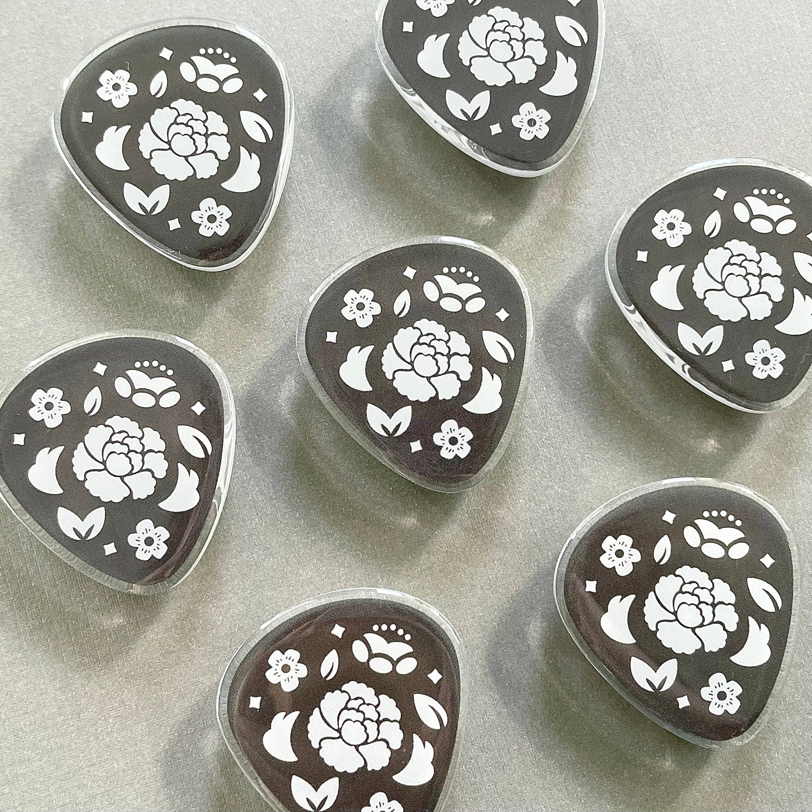 Loaded Bun - Wholesale Phone Grip - Kpop Inspired Guitar Pick Phone Grip1