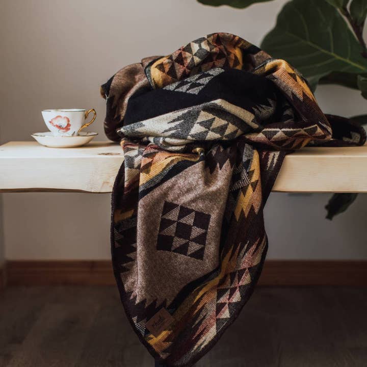 Meraki Movement - Wholesale Throw Blanket - Prairie Sunset Aztek Alpaca Throw Blanket